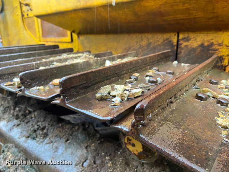 image for item JM9135 1989 John Deere 750B  dozer