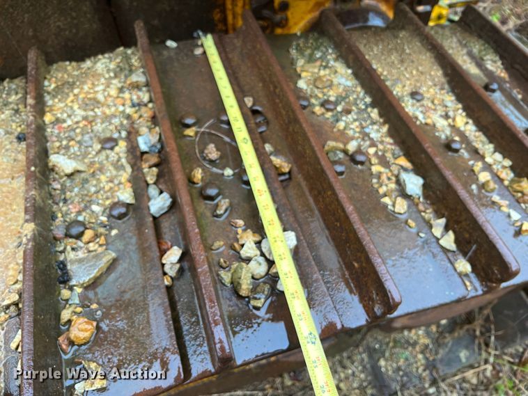 image for item JM9135 1989 John Deere 750B  dozer