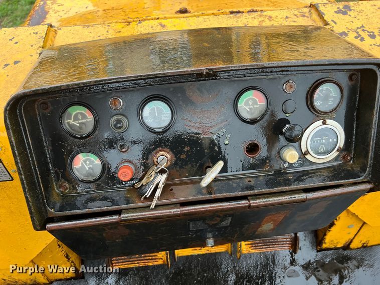 image for item JM9136 1979 John Deere 855  track loader