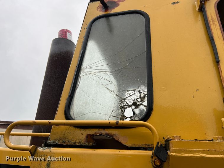 image for item JM9137 1987 Caterpillar 953  track loader