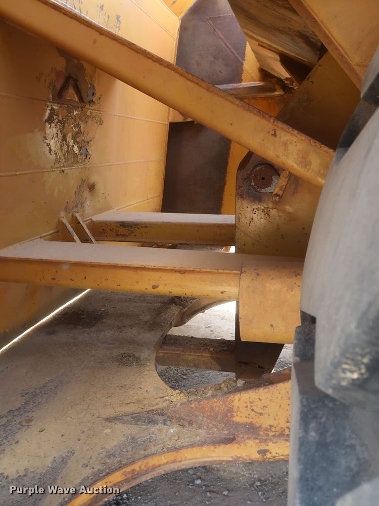 image for item JR9401 1996 Caterpillar 615C Series II  elevating scraper