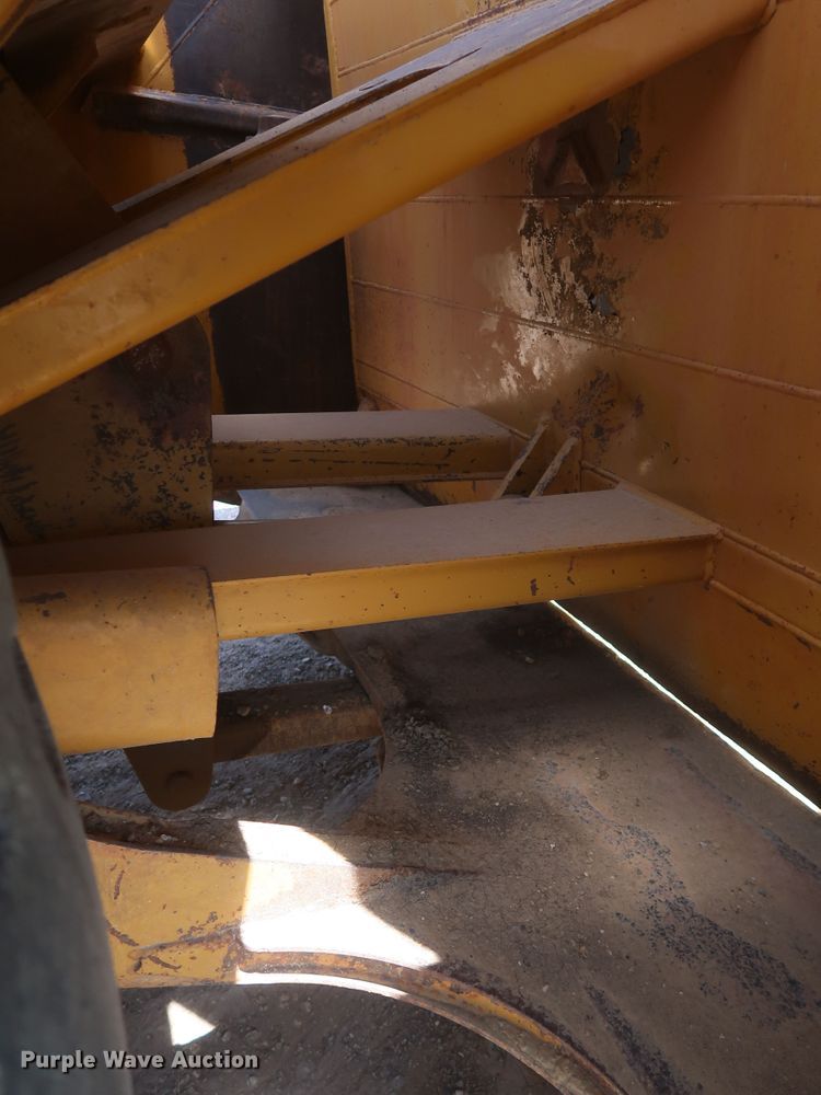 image for item JR9401 1996 Caterpillar 615C Series II  elevating scraper