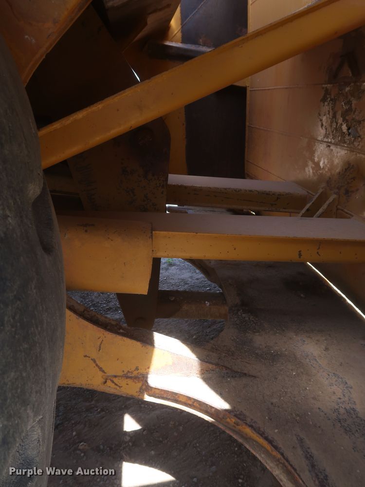 image for item JR9401 1996 Caterpillar 615C Series II  elevating scraper