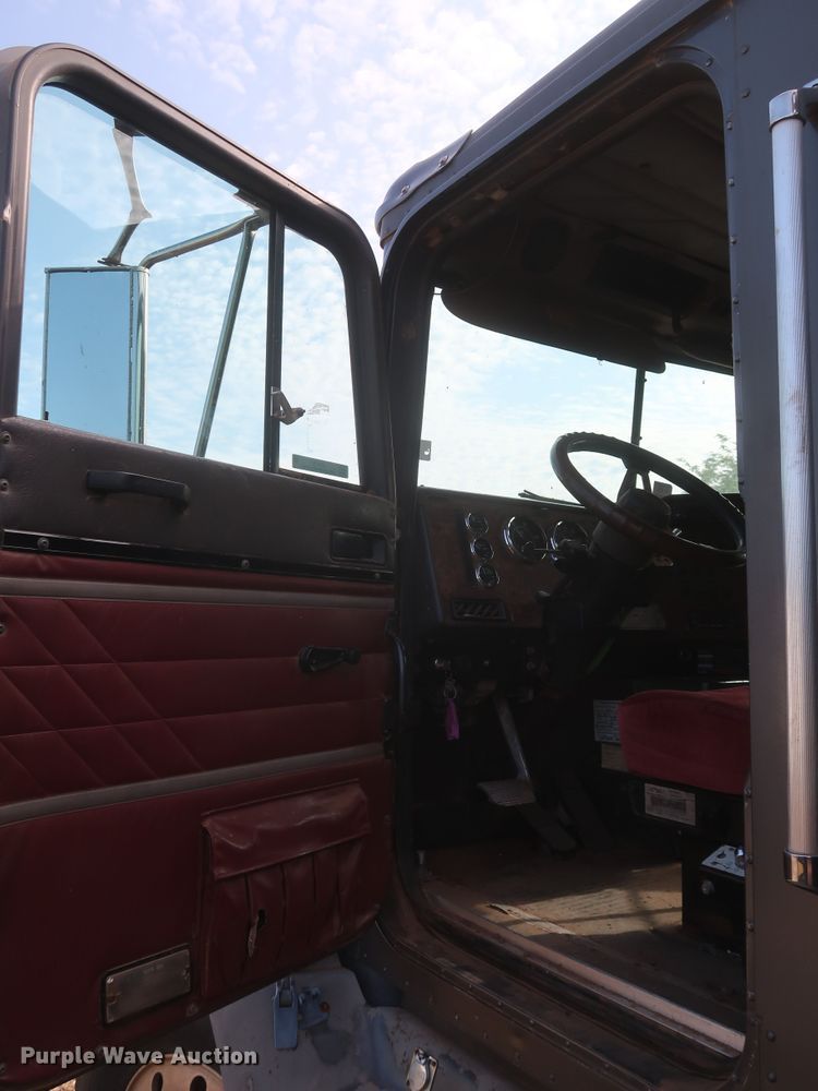 image for item JR9430 1999 International 9200  dump truck