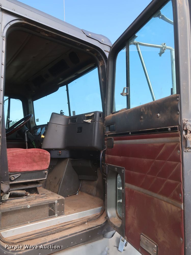 image for item JR9430 1999 International 9200  dump truck