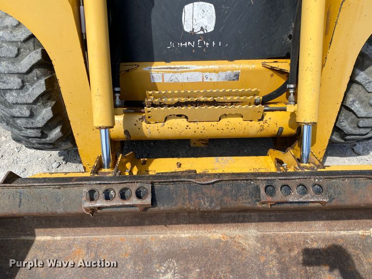 image for item JW9455 2006 John Deere 320  skid steer loader