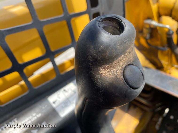 image for item JW9455 2006 John Deere 320  skid steer loader