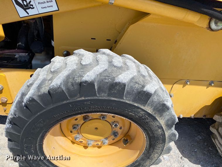 image for item JW9455 2006 John Deere 320  skid steer loader