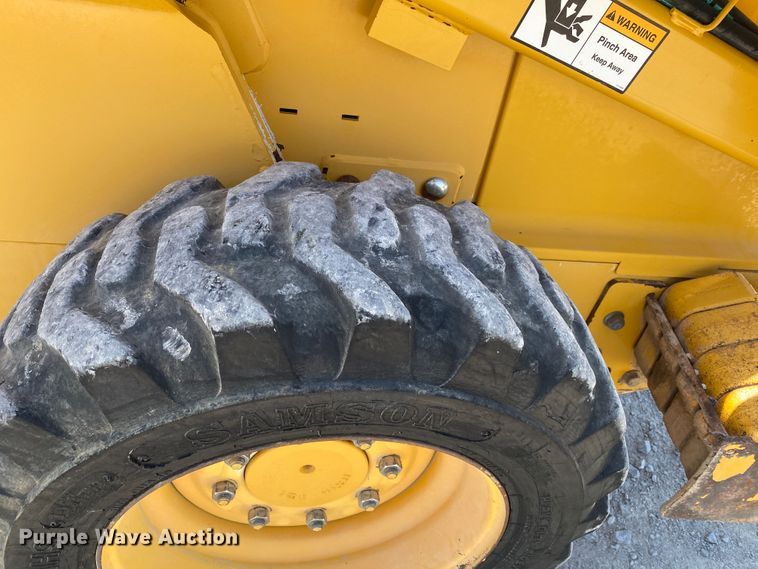 image for item JW9455 2006 John Deere 320  skid steer loader