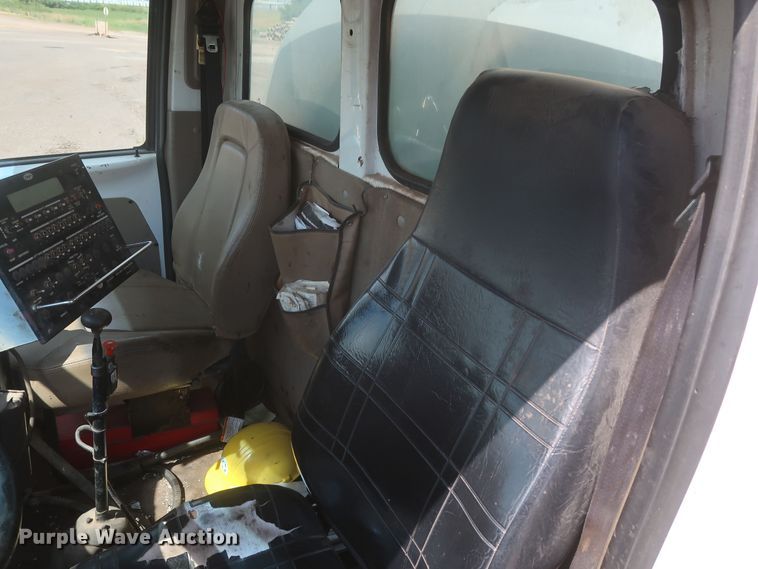 image for item JX9219 2007 Sterling L7500  oil distributor truck