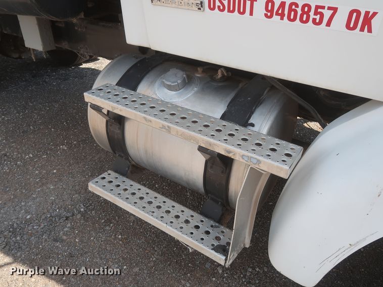 image for item JX9219 2007 Sterling L7500  oil distributor truck