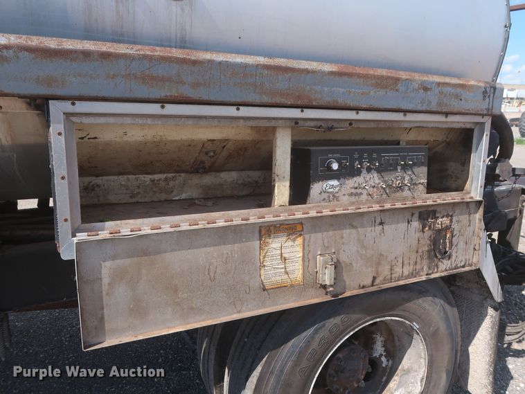 image for item JX9219 2007 Sterling L7500  oil distributor truck