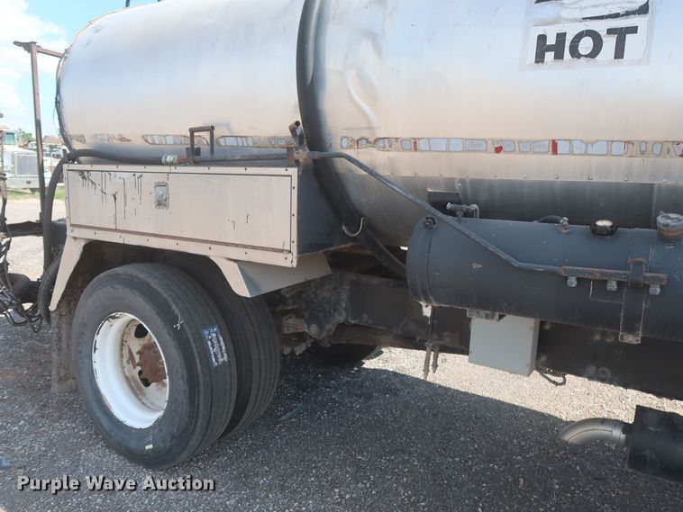 image for item JX9219 2007 Sterling L7500  oil distributor truck