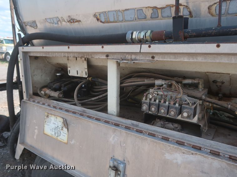 image for item JX9219 2007 Sterling L7500  oil distributor truck