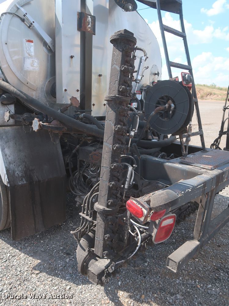 image for item JX9219 2007 Sterling L7500  oil distributor truck