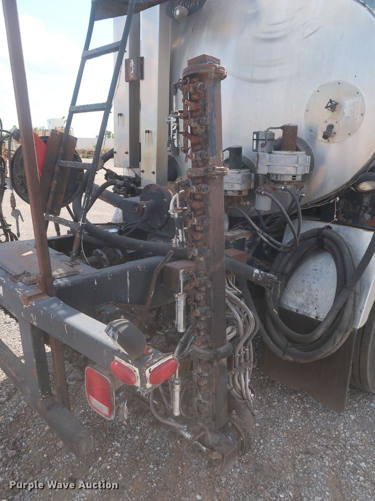 image for item JX9219 2007 Sterling L7500  oil distributor truck