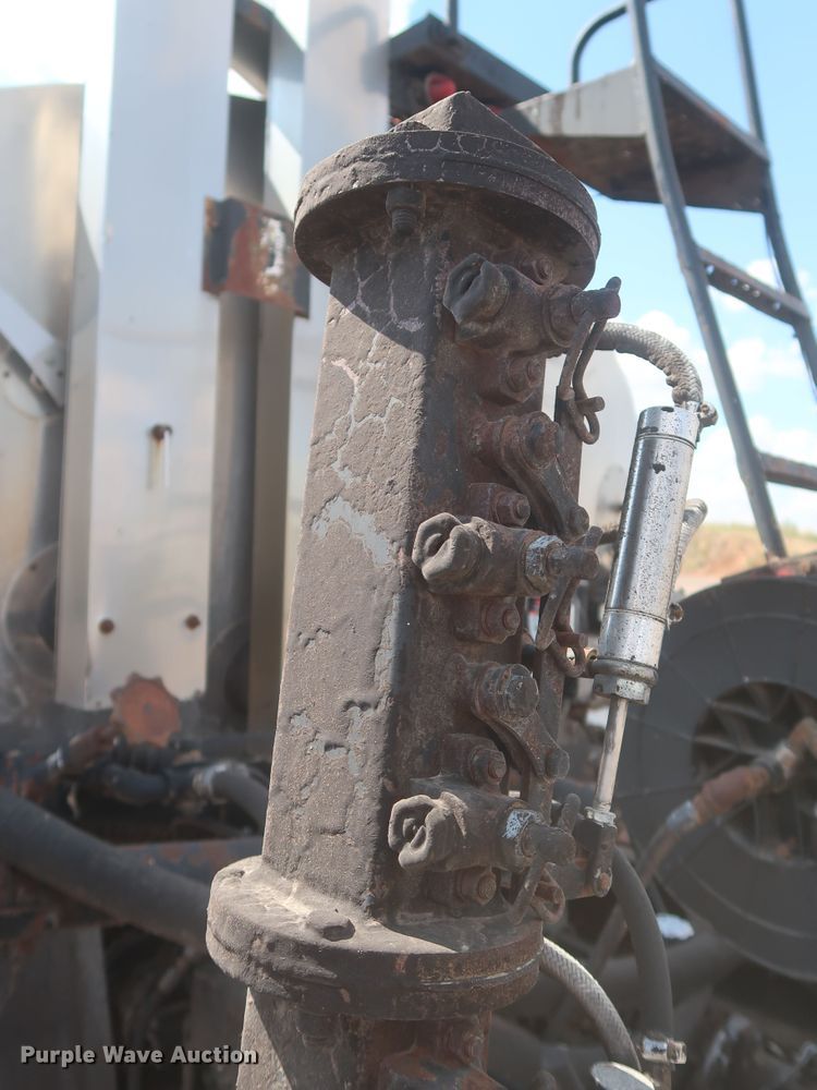 image for item JX9219 2007 Sterling L7500  oil distributor truck