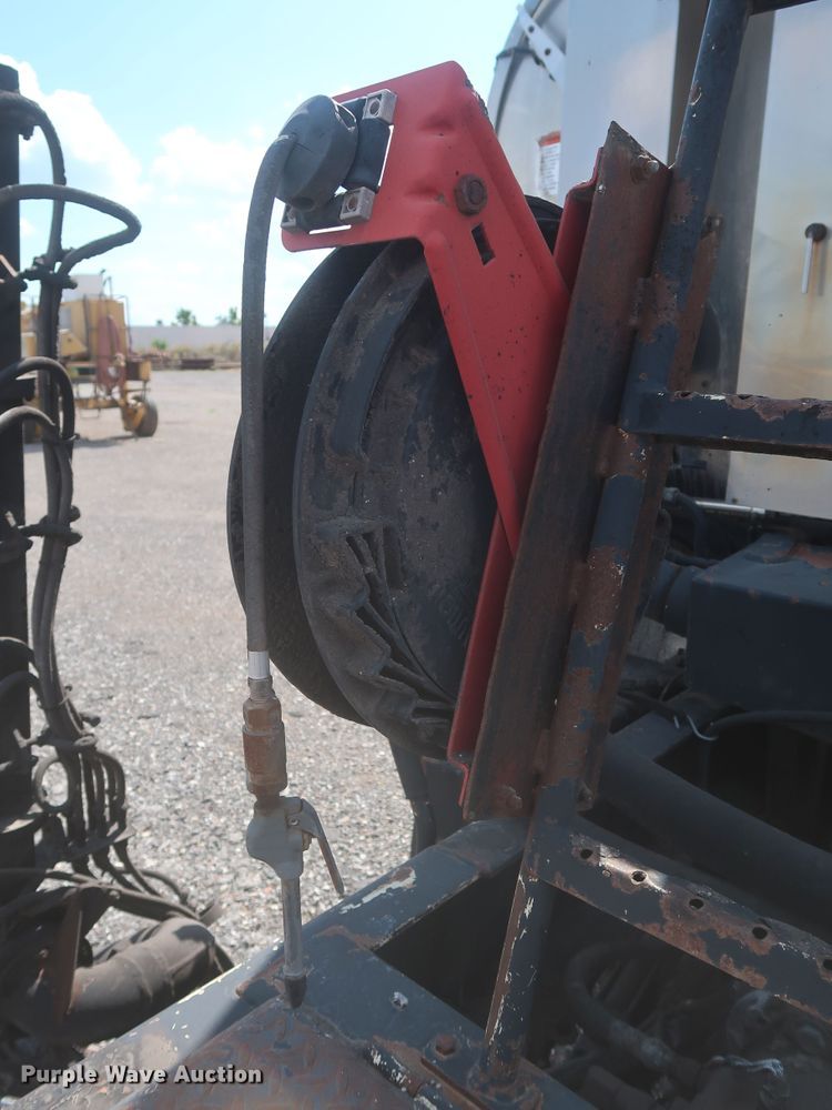 image for item JX9219 2007 Sterling L7500  oil distributor truck