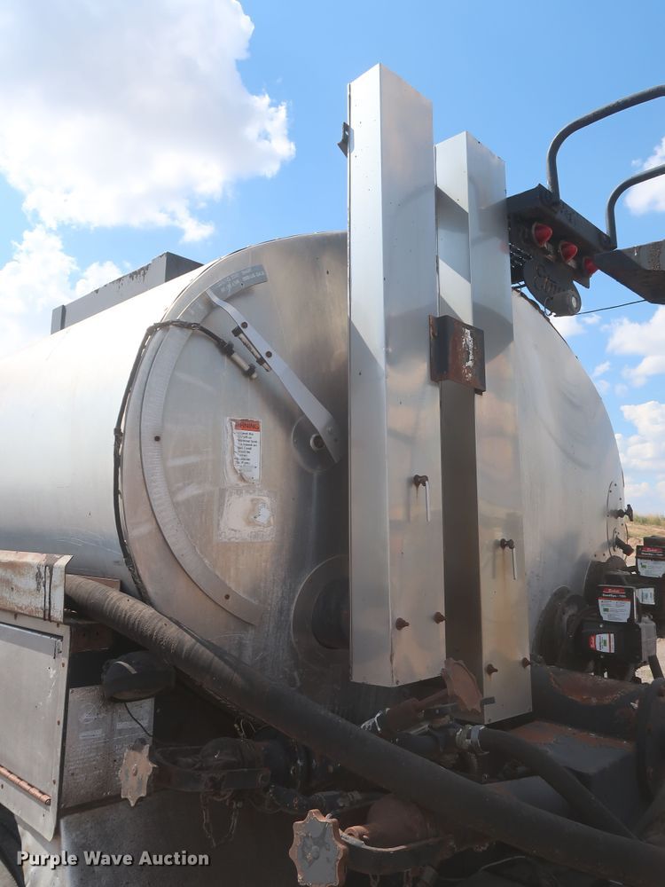 image for item JX9219 2007 Sterling L7500  oil distributor truck