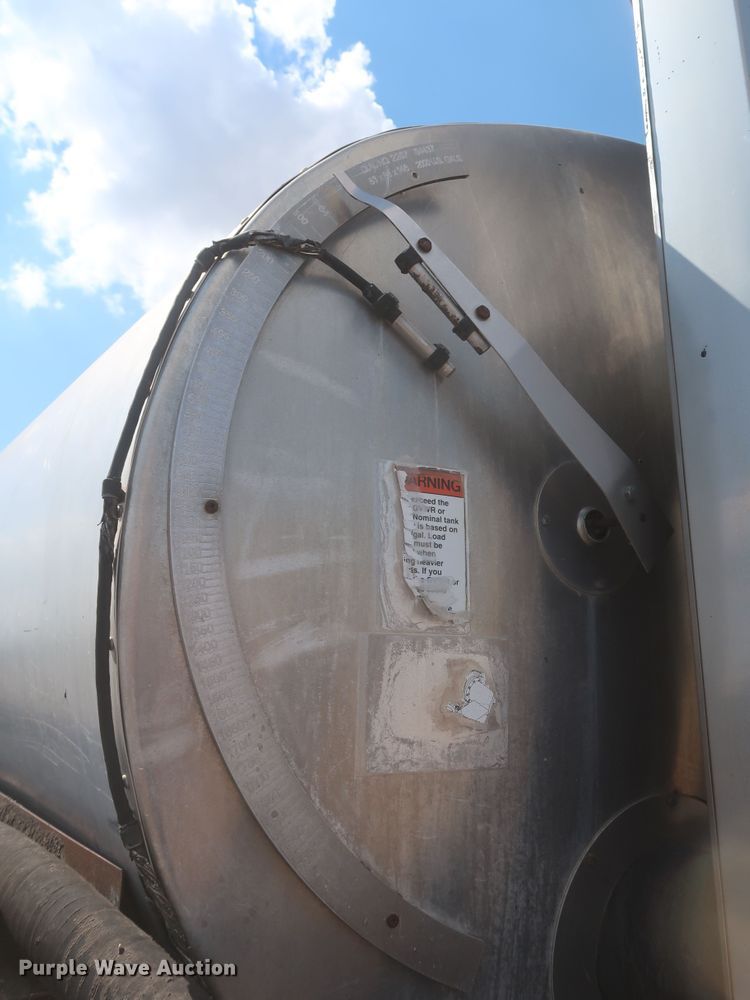 image for item JX9219 2007 Sterling L7500  oil distributor truck