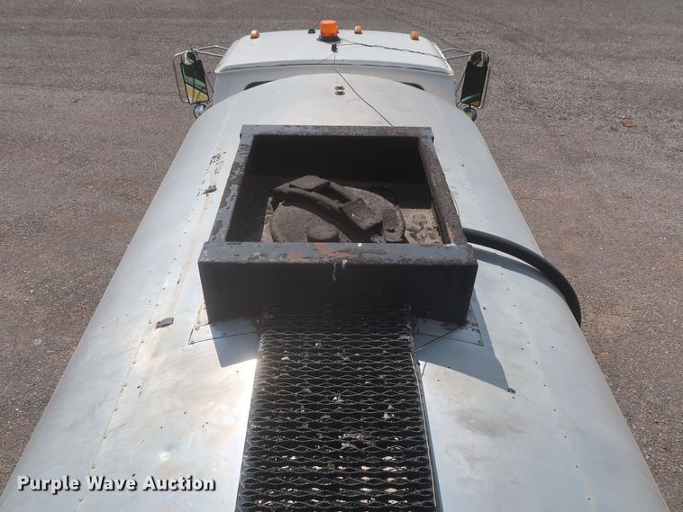 image for item JX9219 2007 Sterling L7500  oil distributor truck