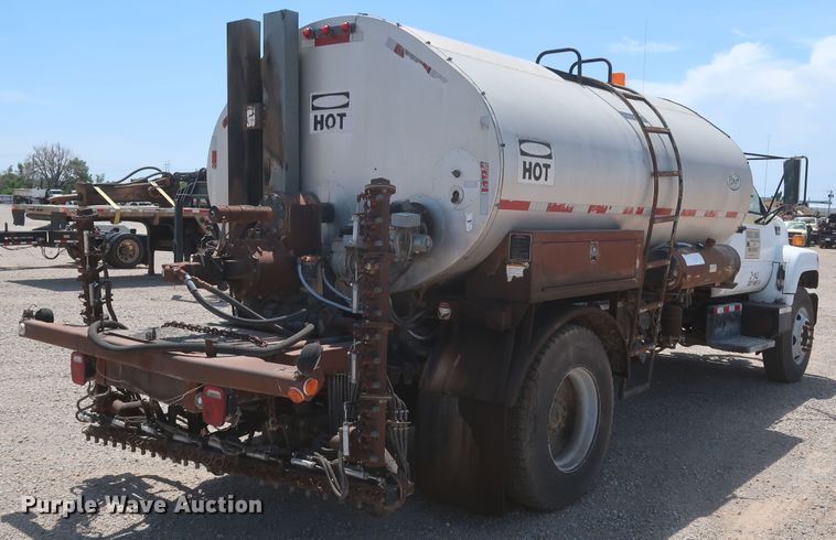 image for item JX9231 2000 GMC C7500  oil distributor truck