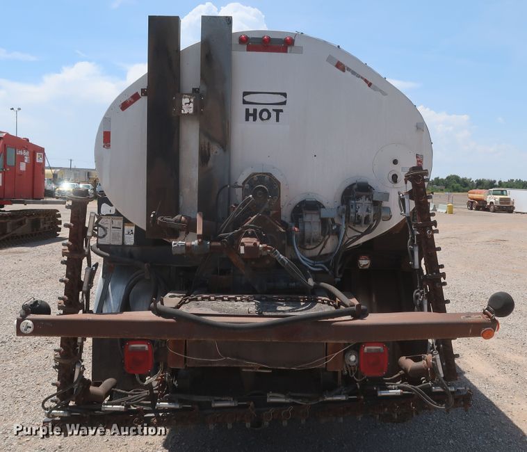 image for item JX9231 2000 GMC C7500  oil distributor truck