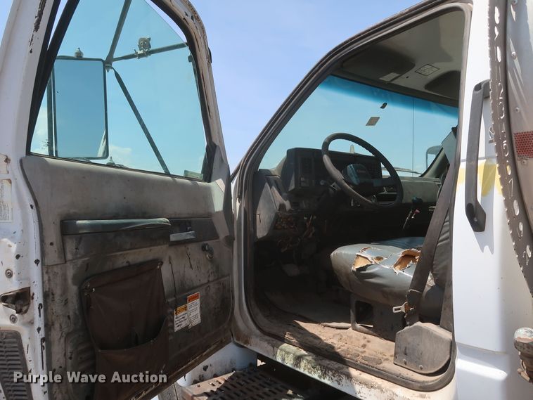 image for item JX9231 2000 GMC C7500  oil distributor truck