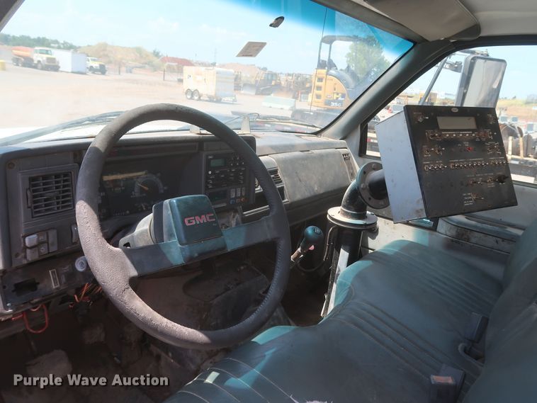 image for item JX9231 2000 GMC C7500  oil distributor truck