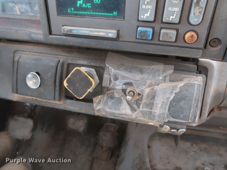 image for item JX9231 2000 GMC C7500  oil distributor truck