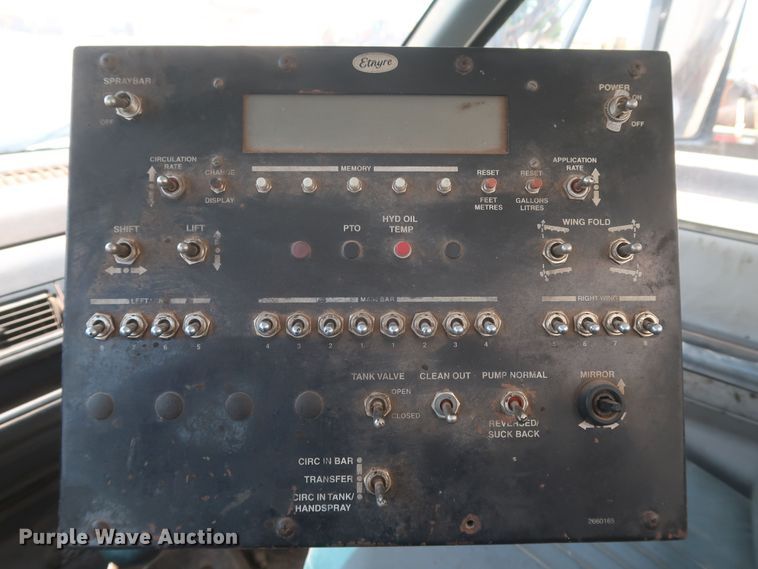 image for item JX9231 2000 GMC C7500  oil distributor truck