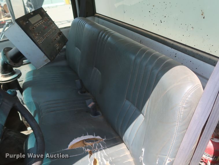 image for item JX9231 2000 GMC C7500  oil distributor truck