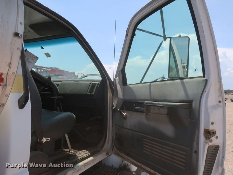 image for item JX9231 2000 GMC C7500  oil distributor truck