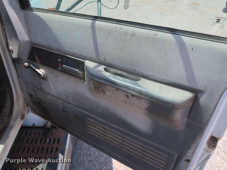 image for item JX9231 2000 GMC C7500  oil distributor truck