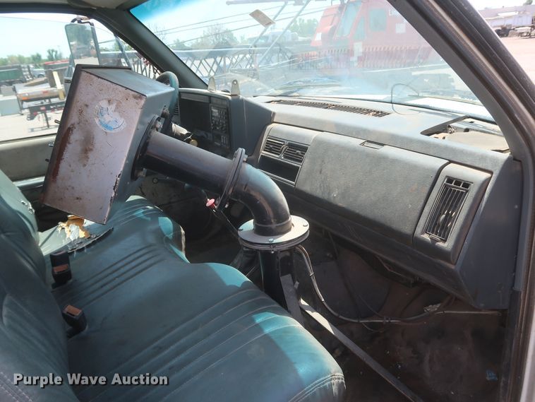 image for item JX9231 2000 GMC C7500  oil distributor truck