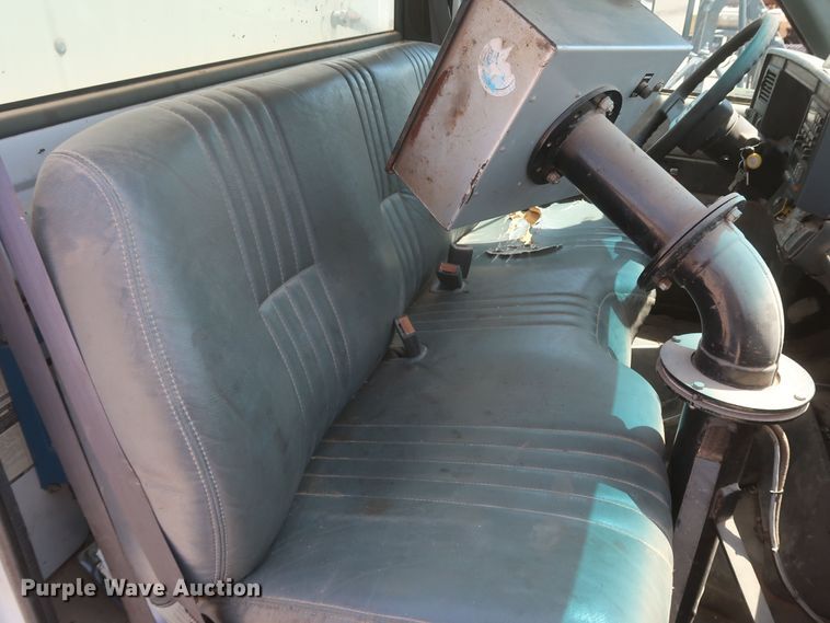 image for item JX9231 2000 GMC C7500  oil distributor truck