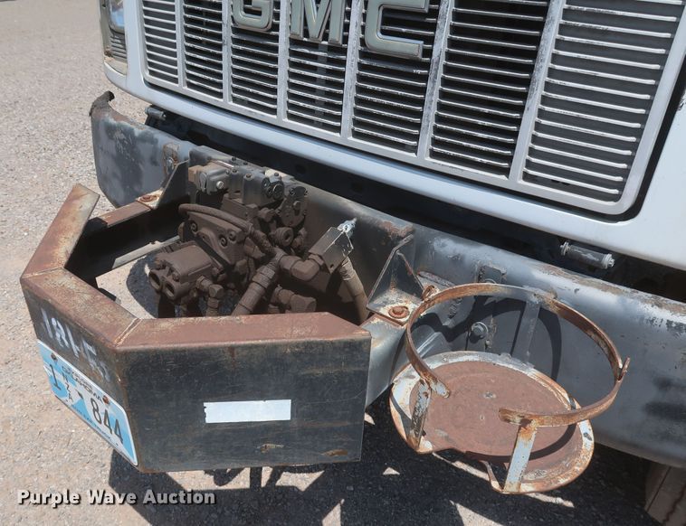 image for item JX9231 2000 GMC C7500  oil distributor truck