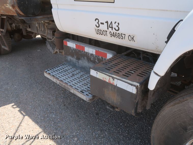 image for item JX9231 2000 GMC C7500  oil distributor truck