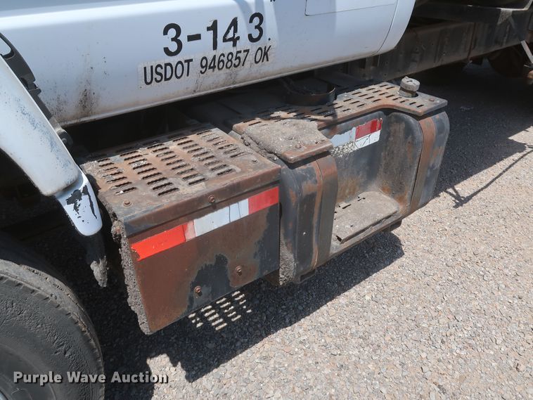 image for item JX9231 2000 GMC C7500  oil distributor truck