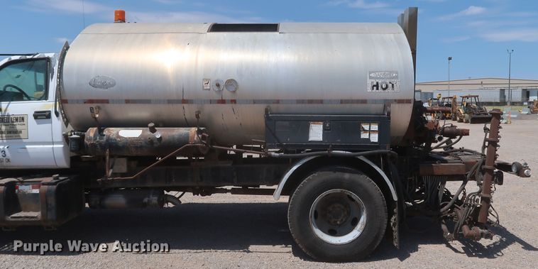 image for item JX9231 2000 GMC C7500  oil distributor truck