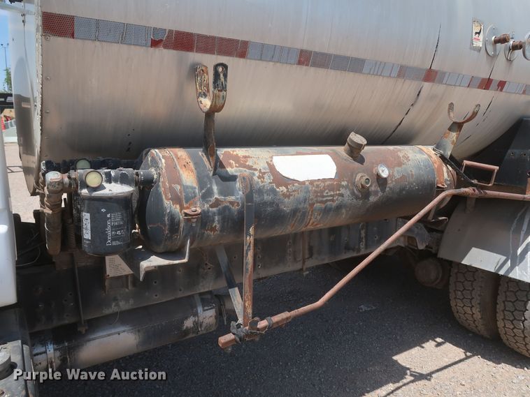 image for item JX9231 2000 GMC C7500  oil distributor truck