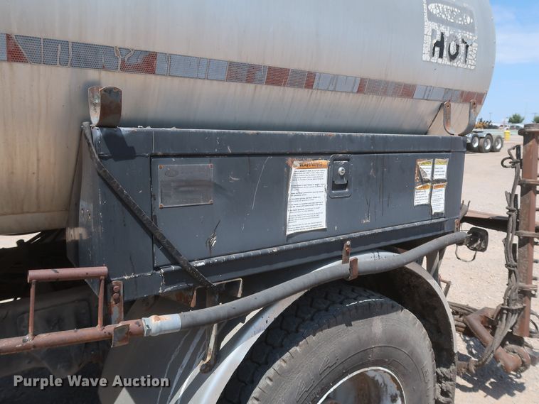 image for item JX9231 2000 GMC C7500  oil distributor truck