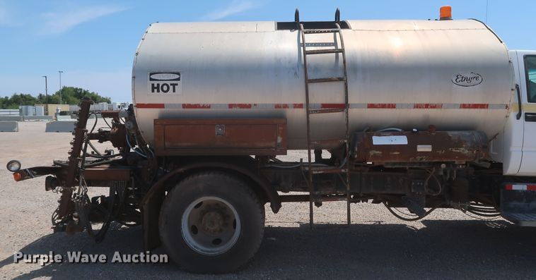 image for item JX9231 2000 GMC C7500  oil distributor truck