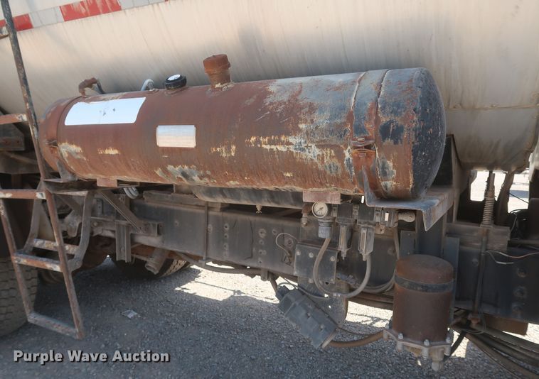 image for item JX9231 2000 GMC C7500  oil distributor truck