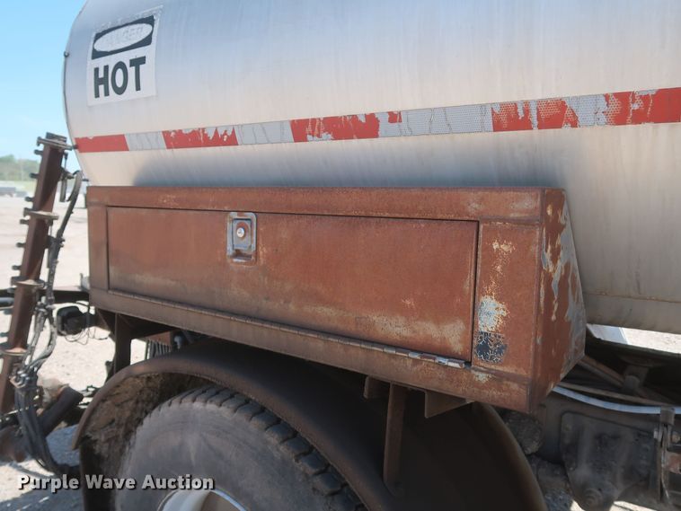 image for item JX9231 2000 GMC C7500  oil distributor truck