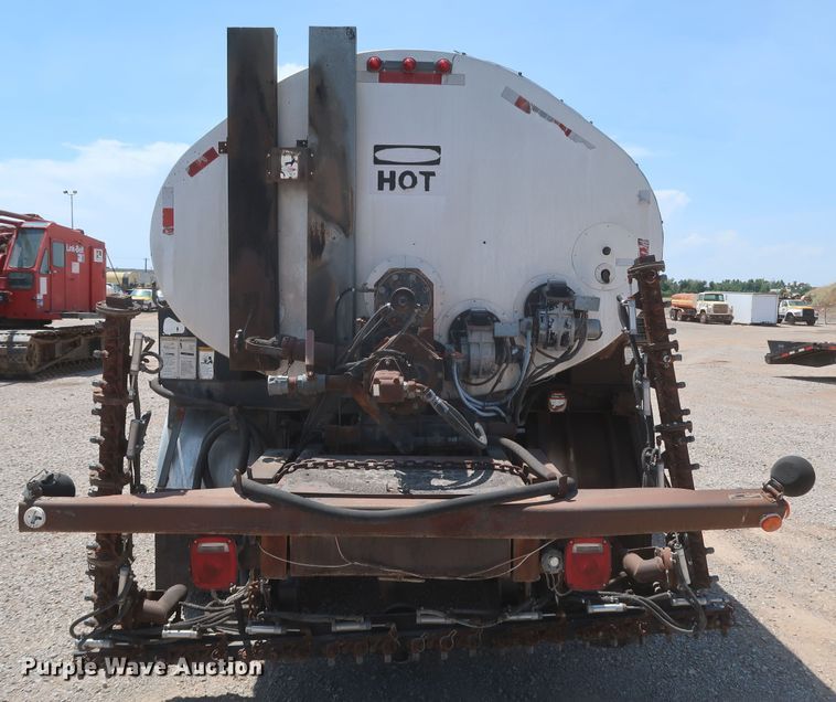 image for item JX9231 2000 GMC C7500  oil distributor truck