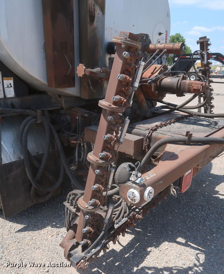 image for item JX9231 2000 GMC C7500  oil distributor truck