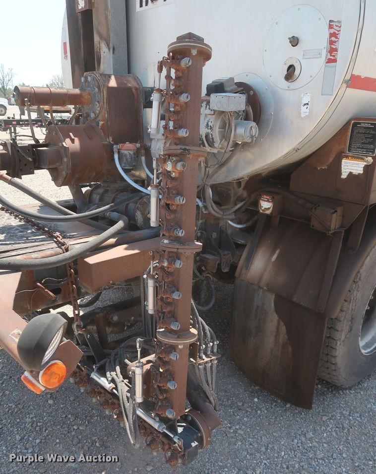 image for item JX9231 2000 GMC C7500  oil distributor truck