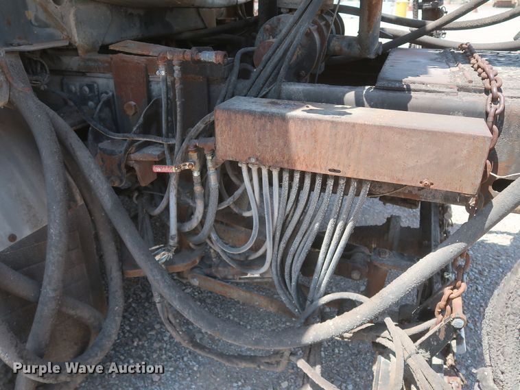 image for item JX9231 2000 GMC C7500  oil distributor truck