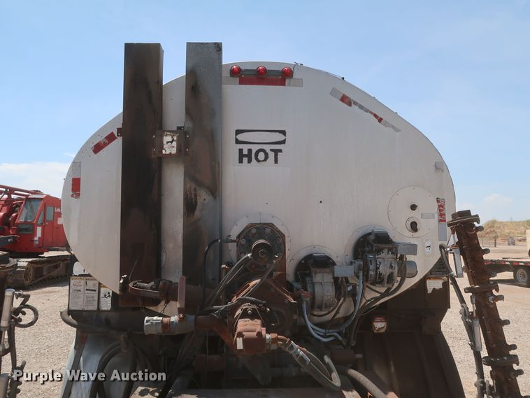 image for item JX9231 2000 GMC C7500  oil distributor truck